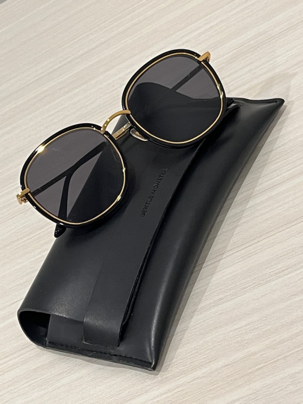 GENTLE MONSTER Black Frame Sunglasses with Gold Trim New！GWP